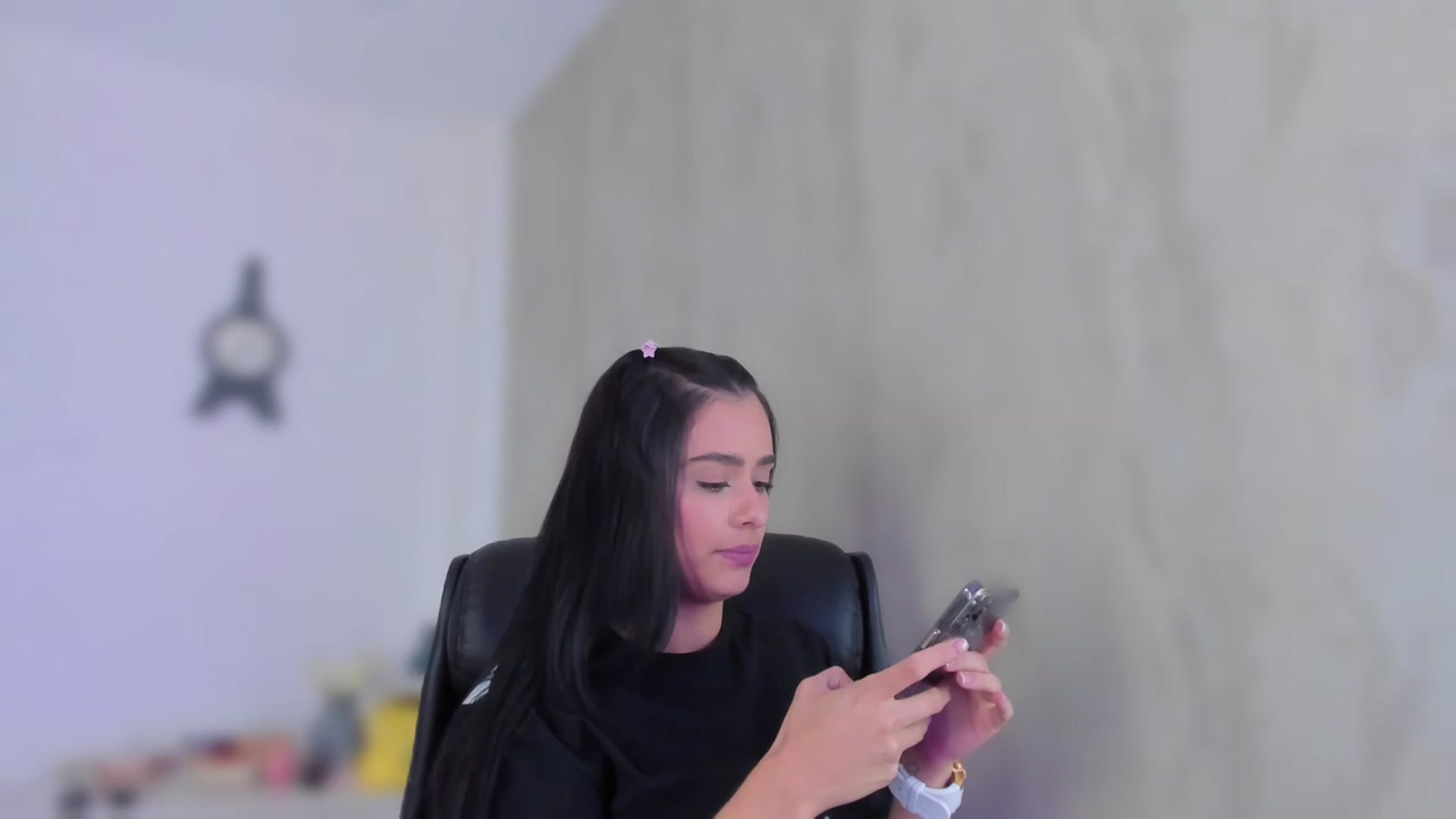 Gallery image thumbnail from VictoriaMilan's myfreecams stream on, 05/19/2023, 01:41 image 3 of 20