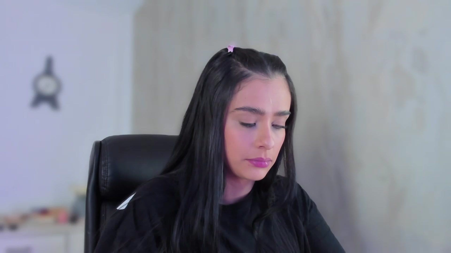 Gallery image thumbnail from VictoriaMilan's myfreecams stream on, 05/19/2023, 01:41 image 15 of 20