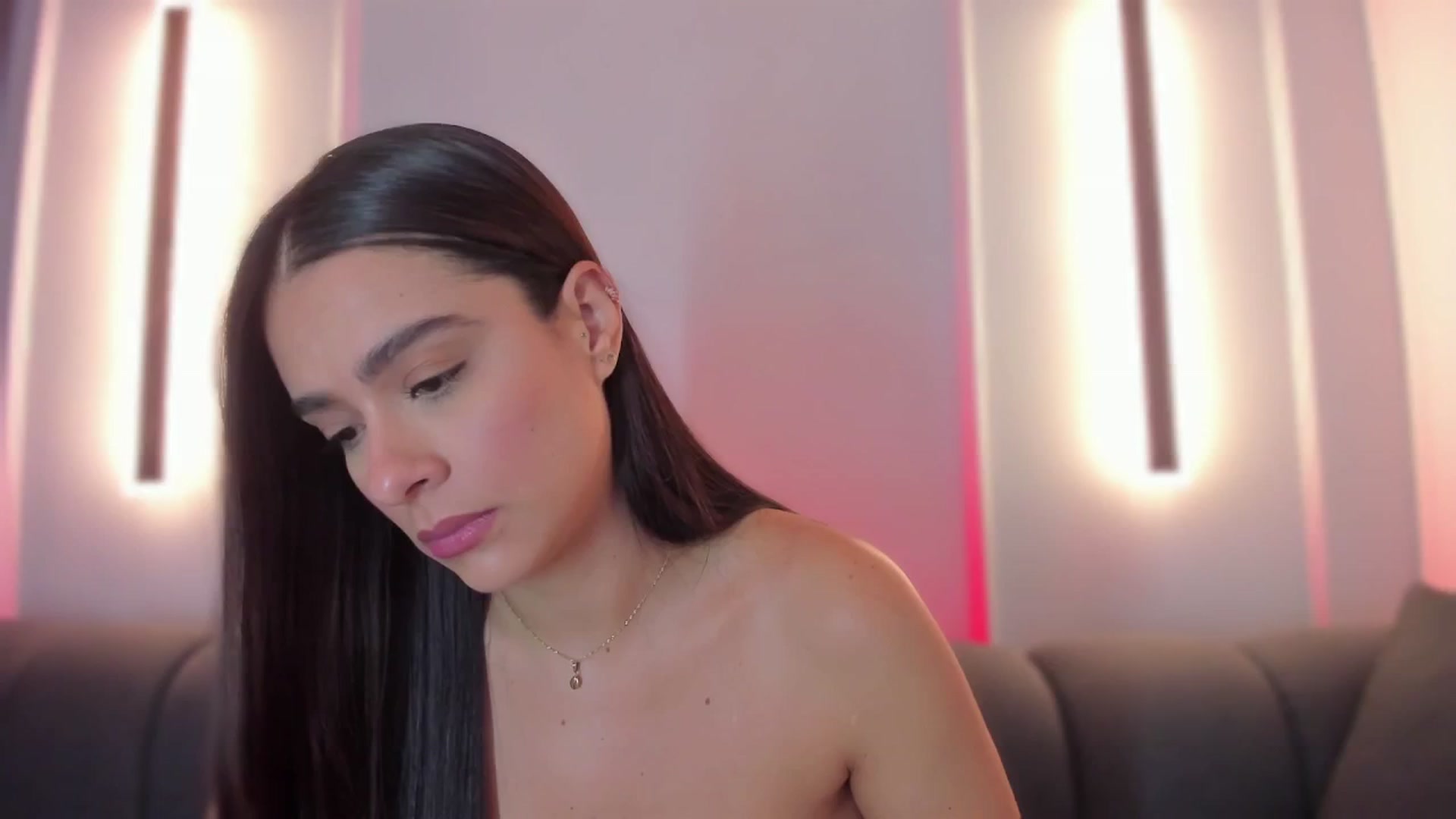 Gallery image thumbnail from VictoriaMilan's myfreecams stream on, 10/24/2024, 14:37 image 3 of 20