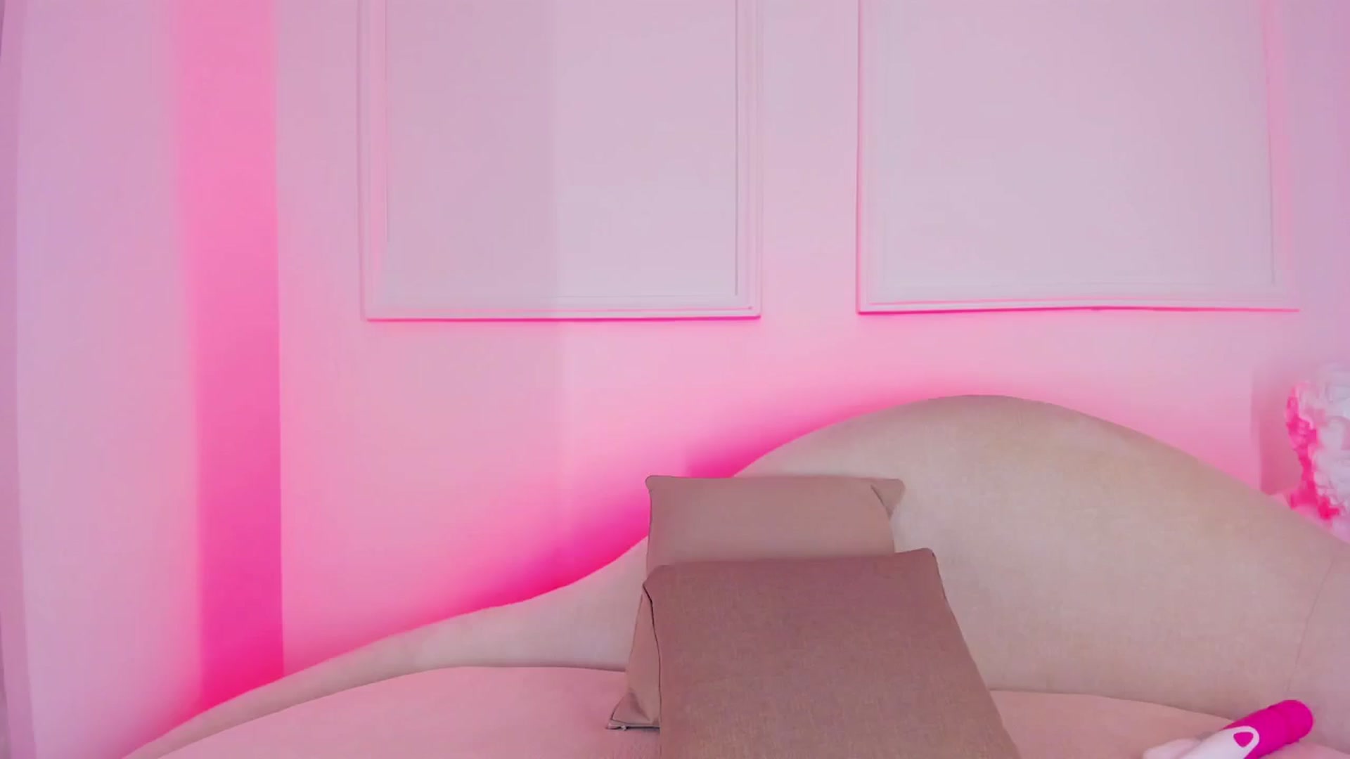 Gallery image thumbnail from VictoriaMilan's myfreecams stream on, 11/06/2024, 17:21 image 1 of 20