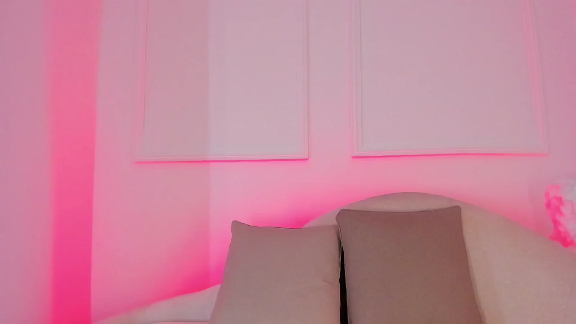Gallery image thumbnail from VictoriaMilan's myfreecams stream on, 11/10/2024, 18:30 image 18 of 20