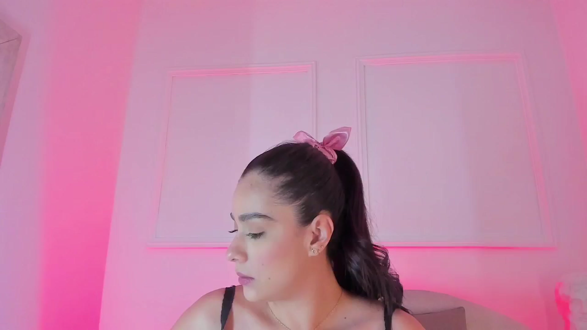 Gallery image thumbnail from VictoriaMilan's myfreecams stream on, 11/10/2024, 18:30 image 3 of 20