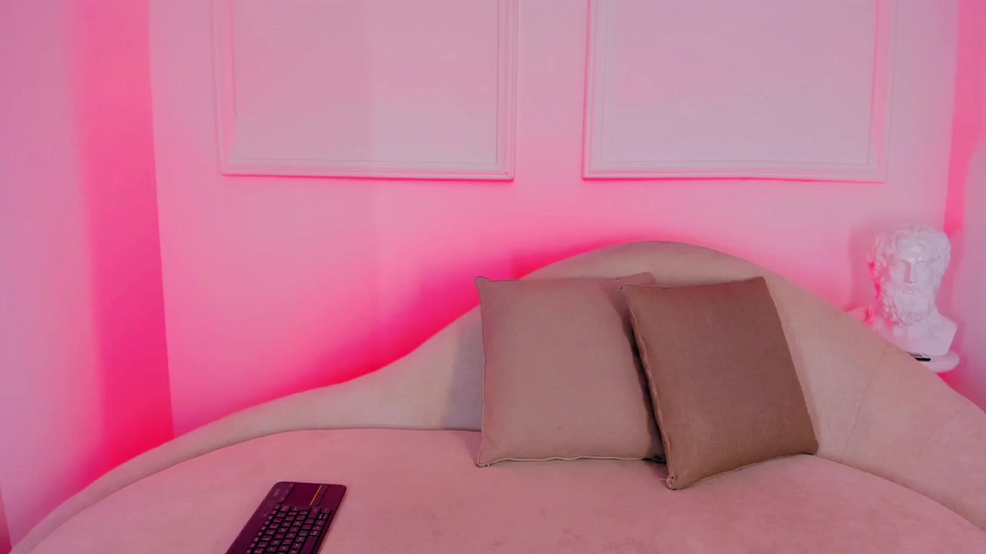 Gallery image thumbnail from VictoriaMilan's myfreecams stream on, 11/20/2024, 14:22 image 10 of 20