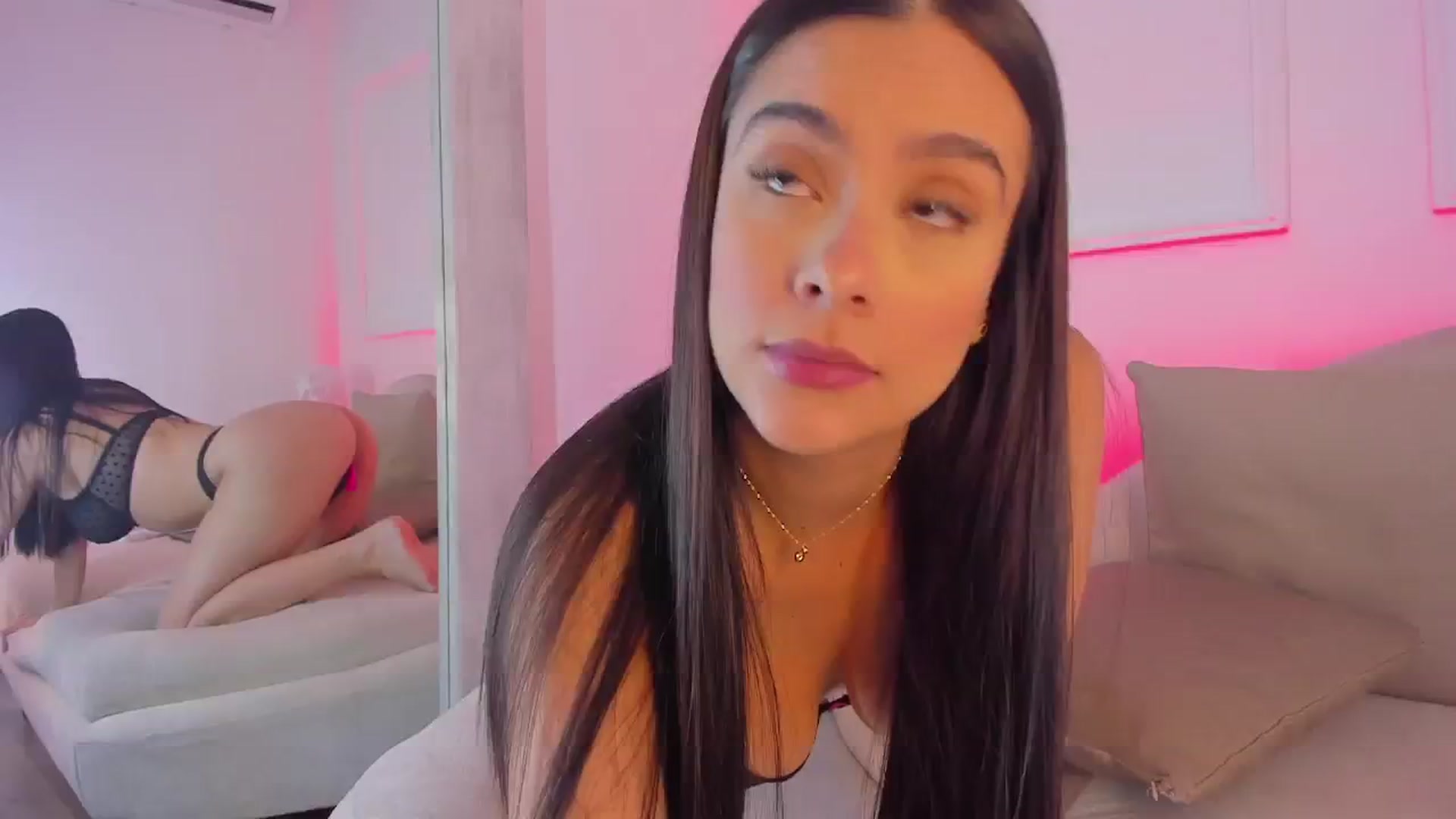 Gallery image thumbnail from VictoriaMilan's myfreecams stream on, 11/20/2024, 15:32 image 13 of 20