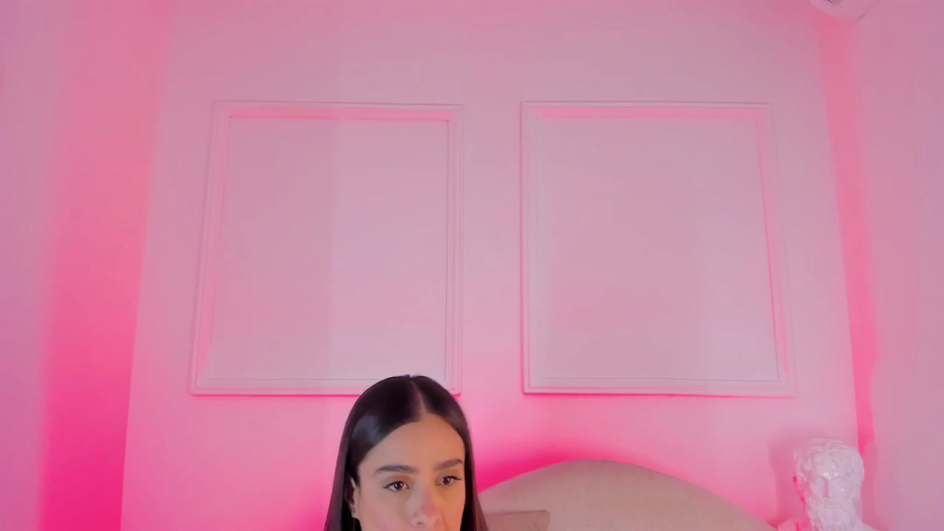 Gallery image thumbnail from VictoriaMilan's myfreecams stream on, 11/20/2024, 17:35 image 17 of 20
