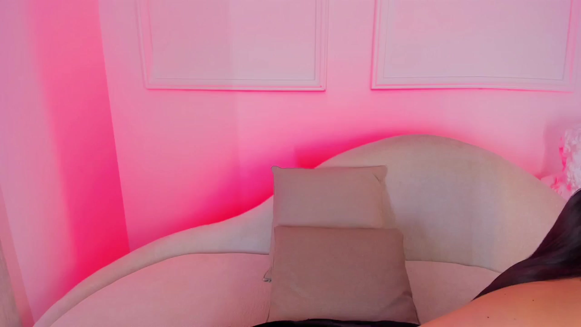 Gallery image thumbnail from VictoriaMilan's myfreecams stream on, 11/20/2024, 17:35 image 7 of 20