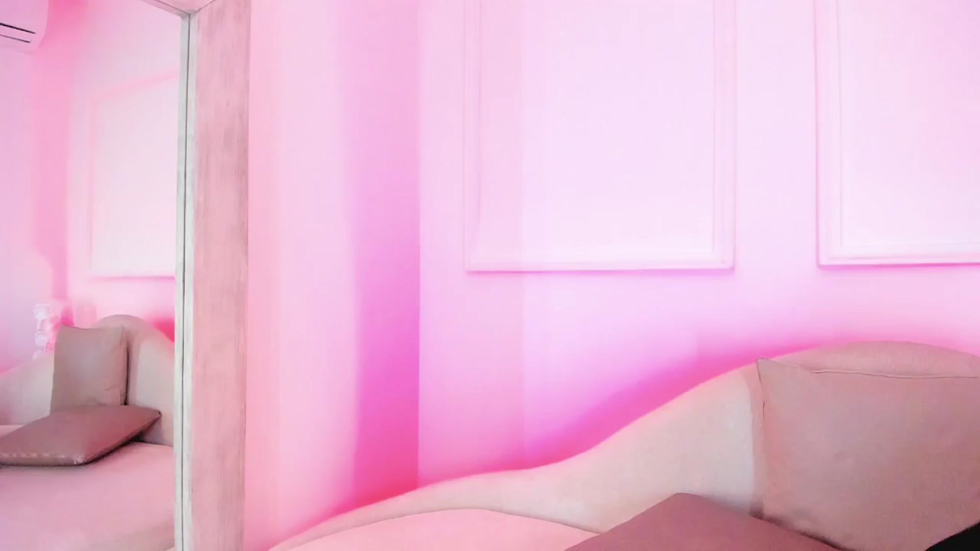 Gallery image thumbnail from VictoriaMilan's myfreecams stream on, 11/22/2024, 17:16 image 3 of 20