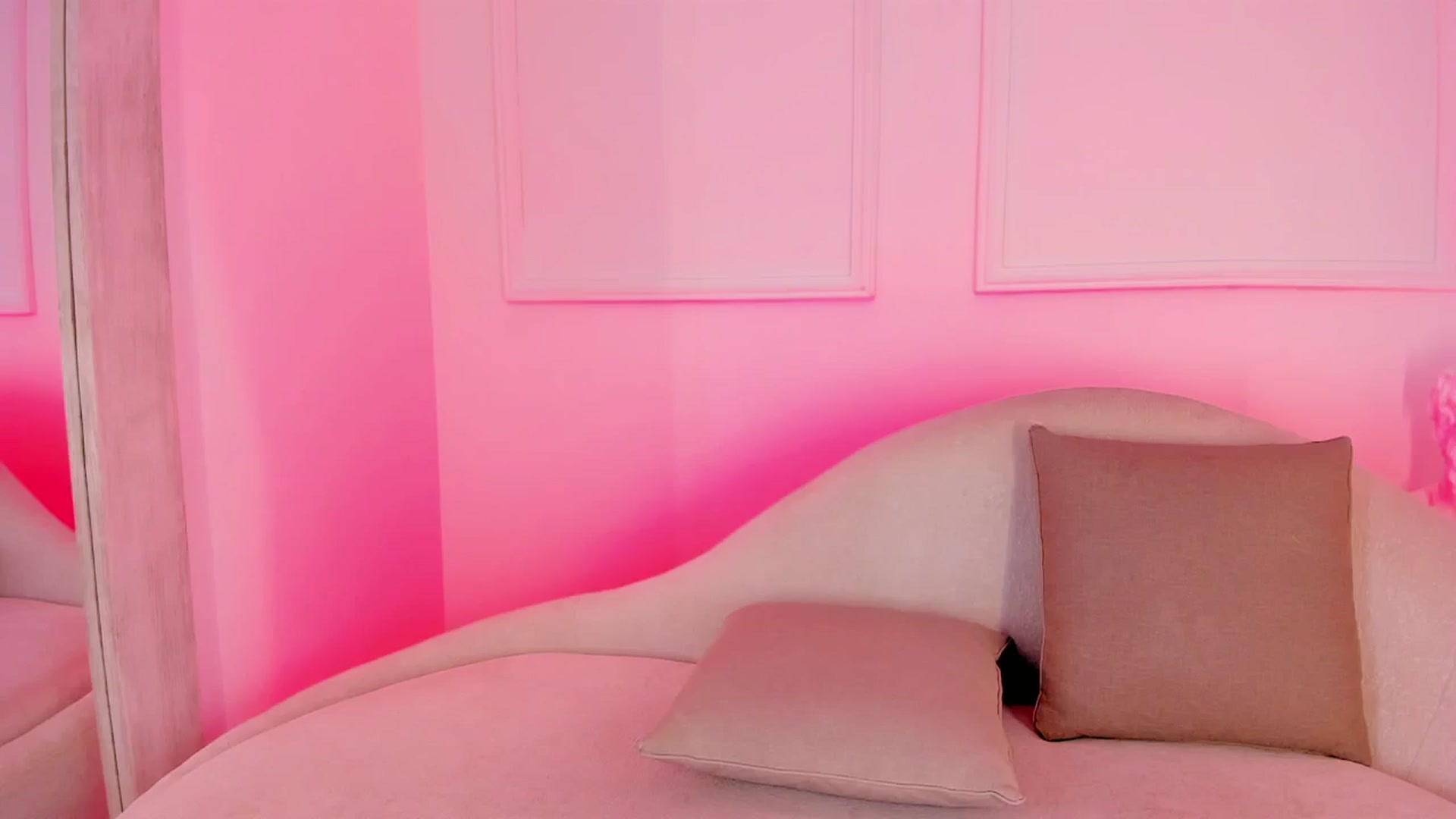 Gallery image thumbnail from VictoriaMilan's myfreecams stream on, 11/28/2024, 14:59 image 5 of 20