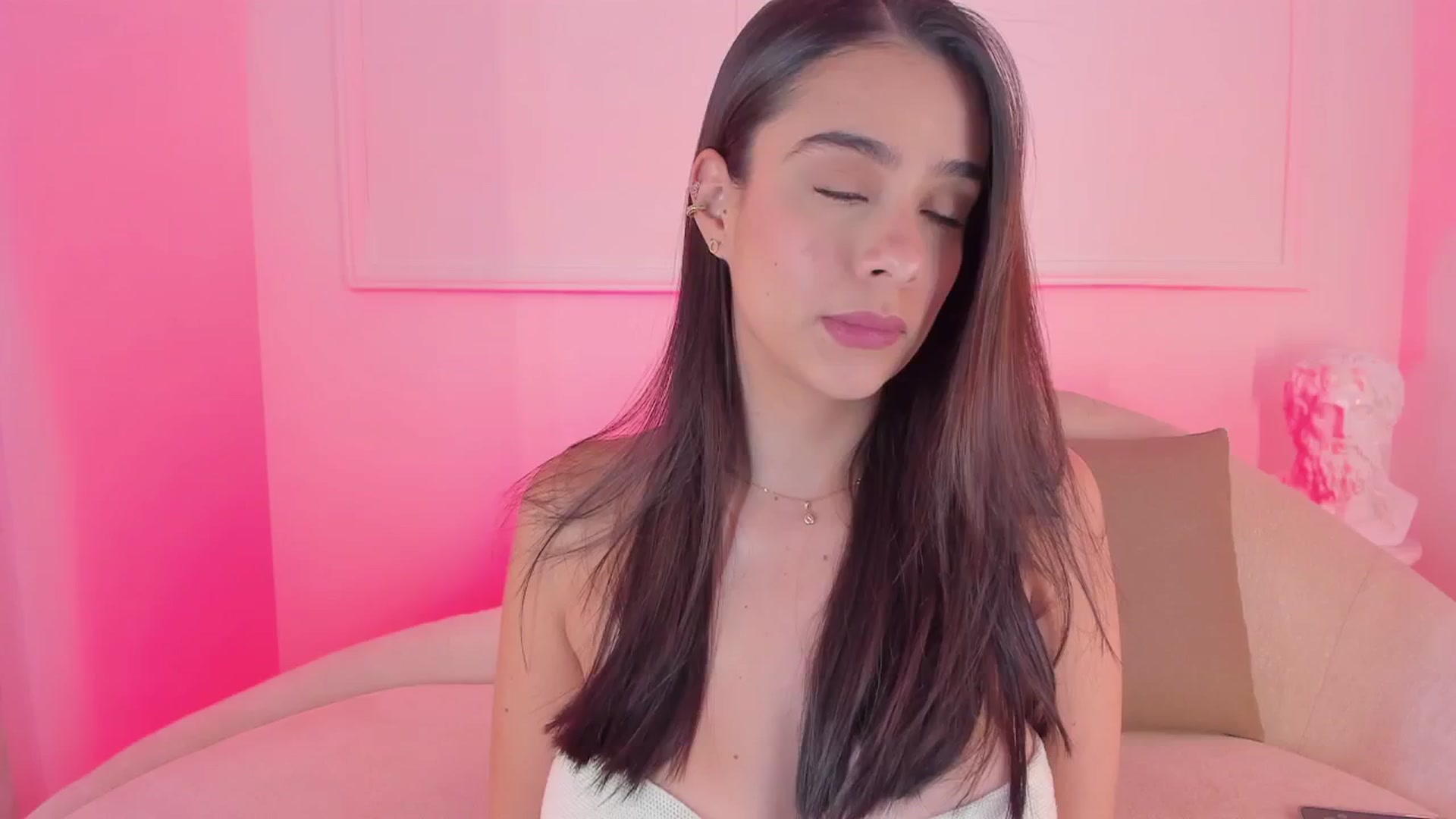Gallery image thumbnail from VictoriaMilan's myfreecams stream on, 11/28/2024, 14:59 image 13 of 20