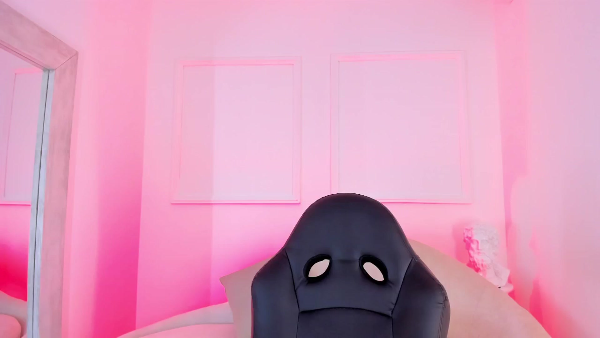 Gallery image thumbnail from VictoriaMilan's myfreecams stream on, 11/29/2024, 17:31 image 7 of 20