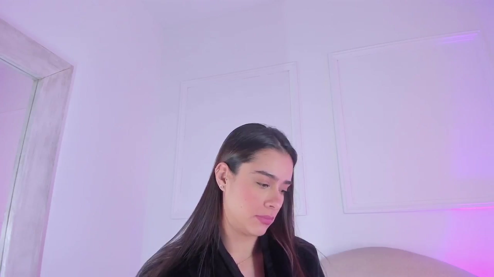 Gallery image thumbnail from VictoriaMilan's myfreecams stream on, 12/11/2024, 16:49 image 17 of 20