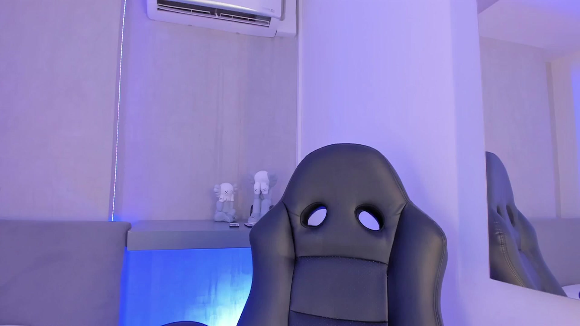 Gallery image thumbnail from VictoriaMilan's myfreecams stream on, 12/19/2024, 15:51 image 9 of 20