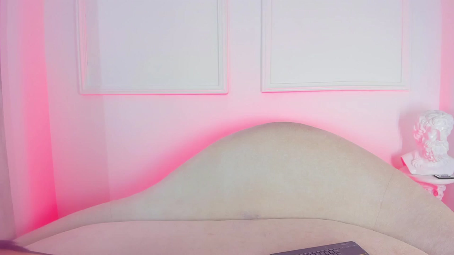 Gallery image thumbnail from VictoriaMilan's myfreecams stream on, 12/24/2024, 15:23 image 2 of 20