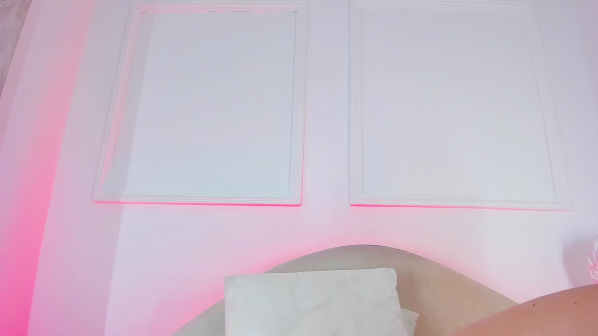 Gallery image thumbnail from VictoriaMilan's myfreecams stream on, 12/24/2024, 16:31 image 17 of 20