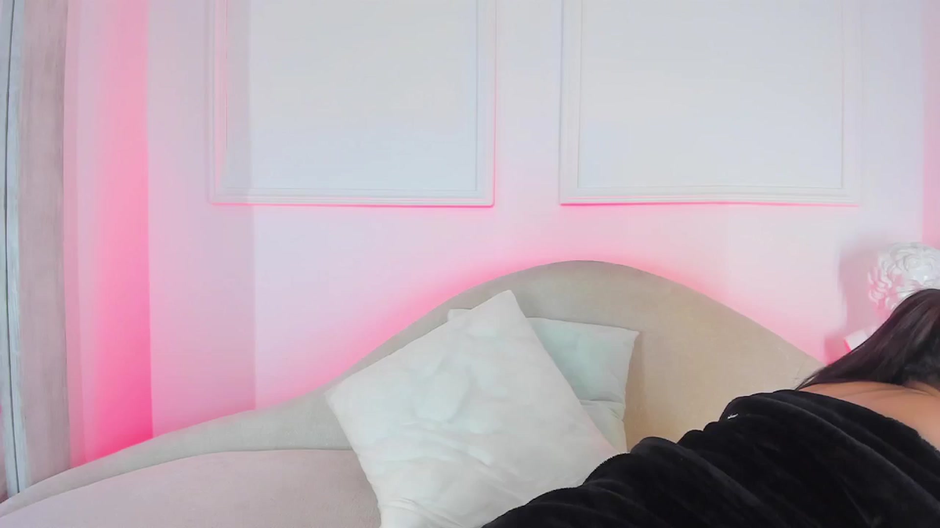 Gallery image thumbnail from VictoriaMilan's myfreecams stream on, 12/24/2024, 16:31 image 3 of 20