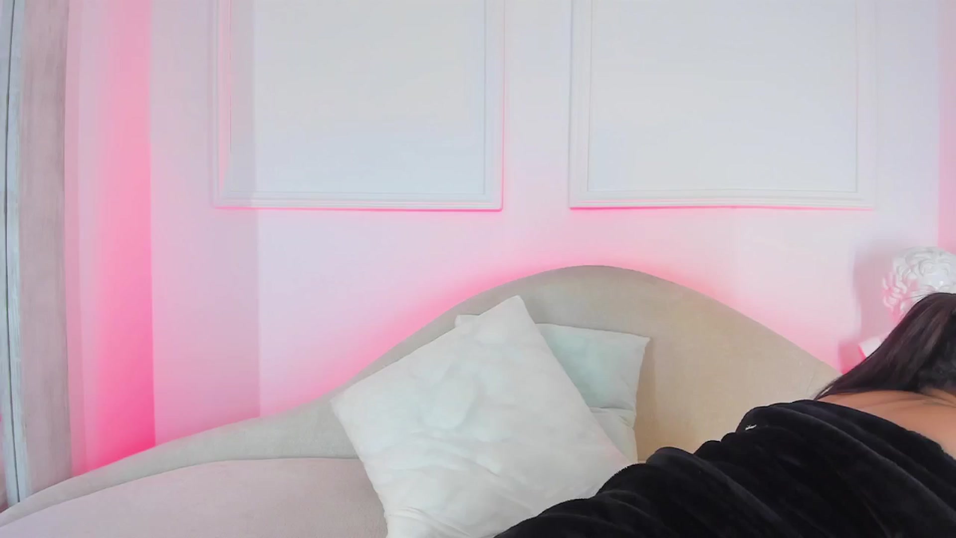 Gallery image thumbnail from VictoriaMilan's myfreecams stream on, 12/24/2024, 16:31 image 4 of 20