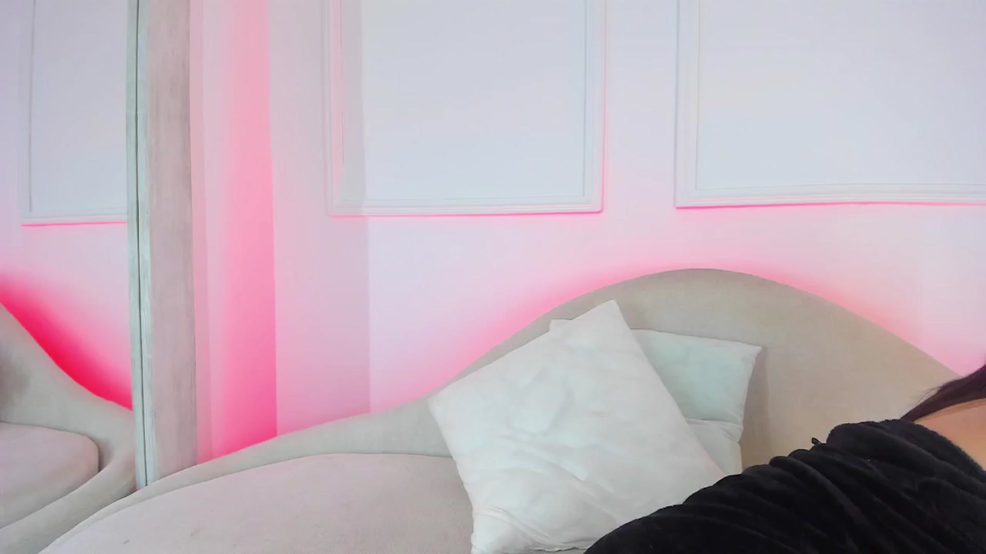 Gallery image thumbnail from VictoriaMilan's myfreecams stream on, 12/24/2024, 16:31 image 6 of 20