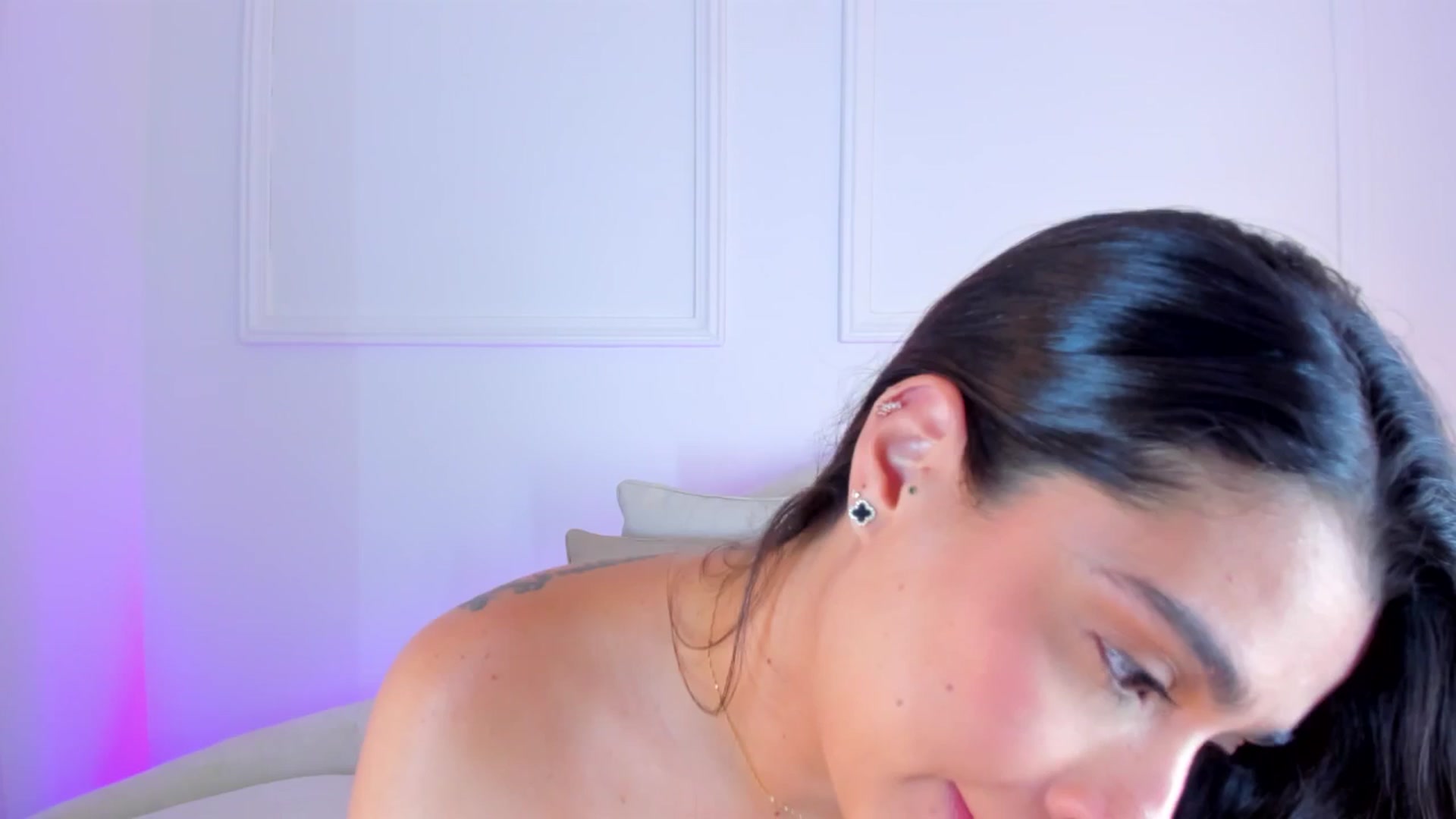 Gallery image thumbnail from VictoriaMilan's myfreecams stream on, 03/03/2025, 24:52 image 10 of 20
