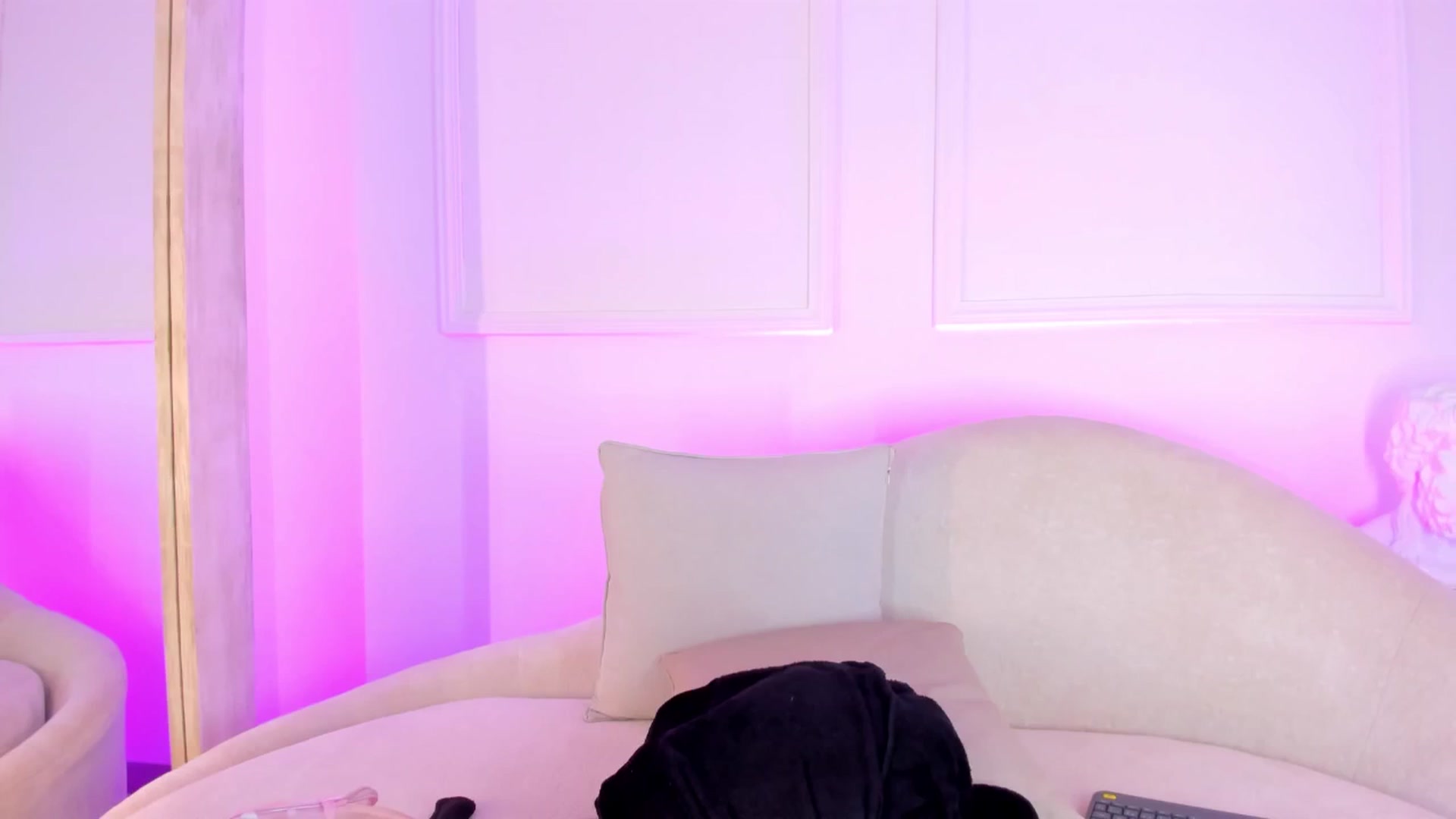 Gallery image thumbnail from VictoriaMilan's myfreecams stream on, 03/03/2025, 17:14 image 5 of 20