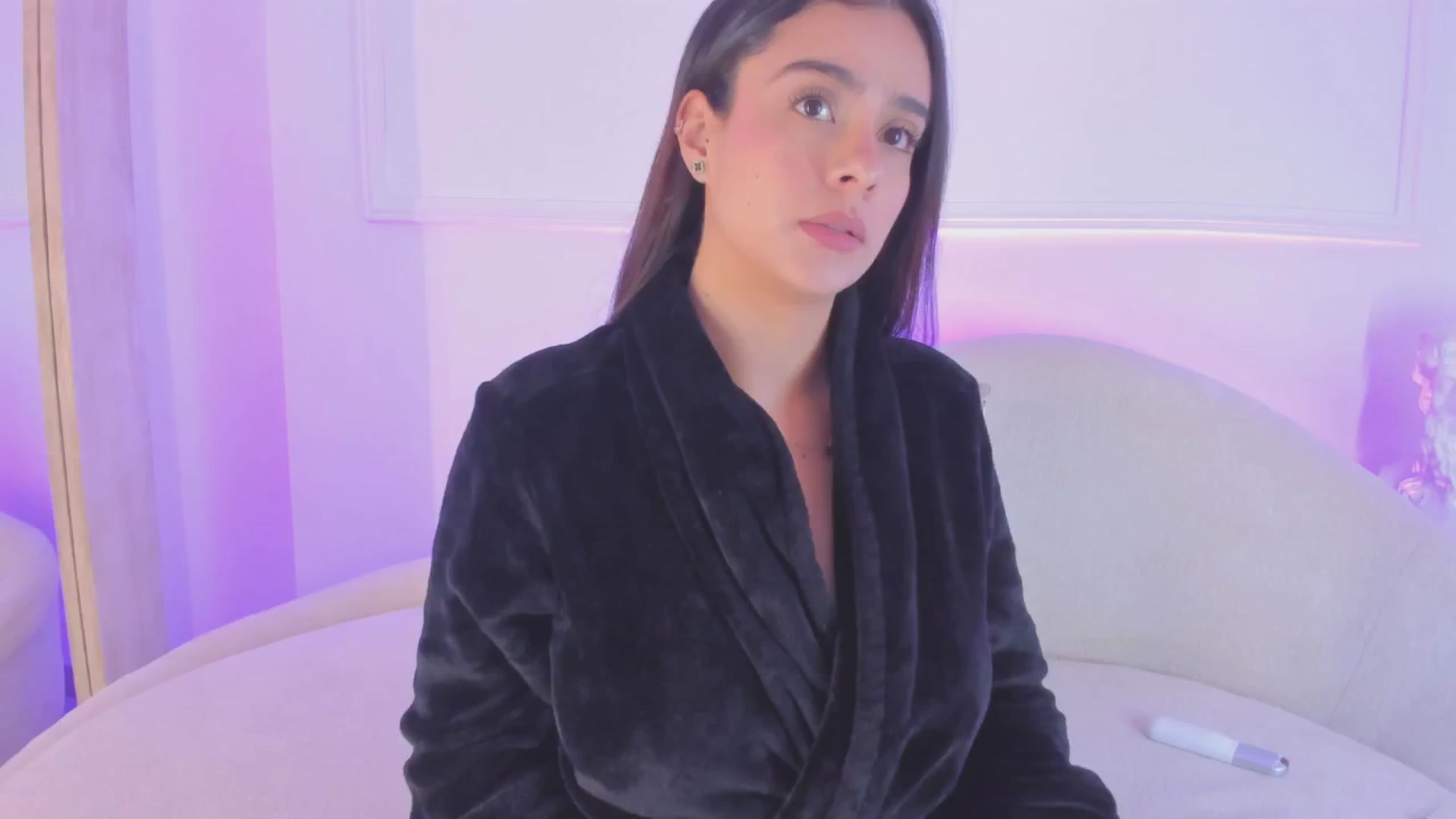 Gallery image thumbnail from VictoriaMilan's myfreecams stream on, 04/02/2025, 15:43 image 14 of 20