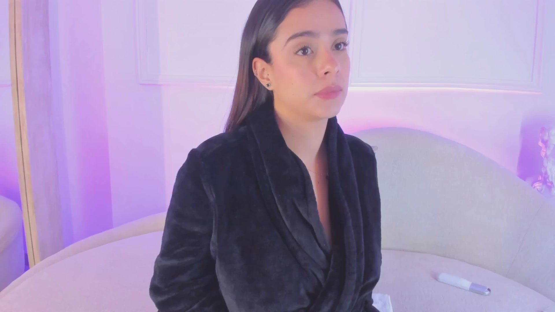Gallery image thumbnail from VictoriaMilan's myfreecams stream on, 04/02/2025, 15:43 image 17 of 20