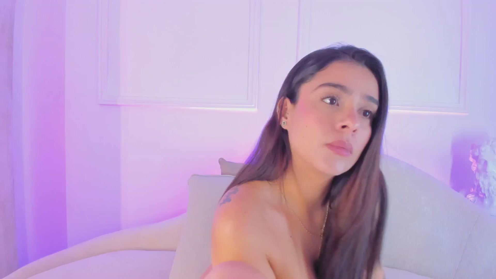 Gallery image thumbnail from VictoriaMilan's myfreecams stream on, 04/02/2025, 15:43 image 5 of 20