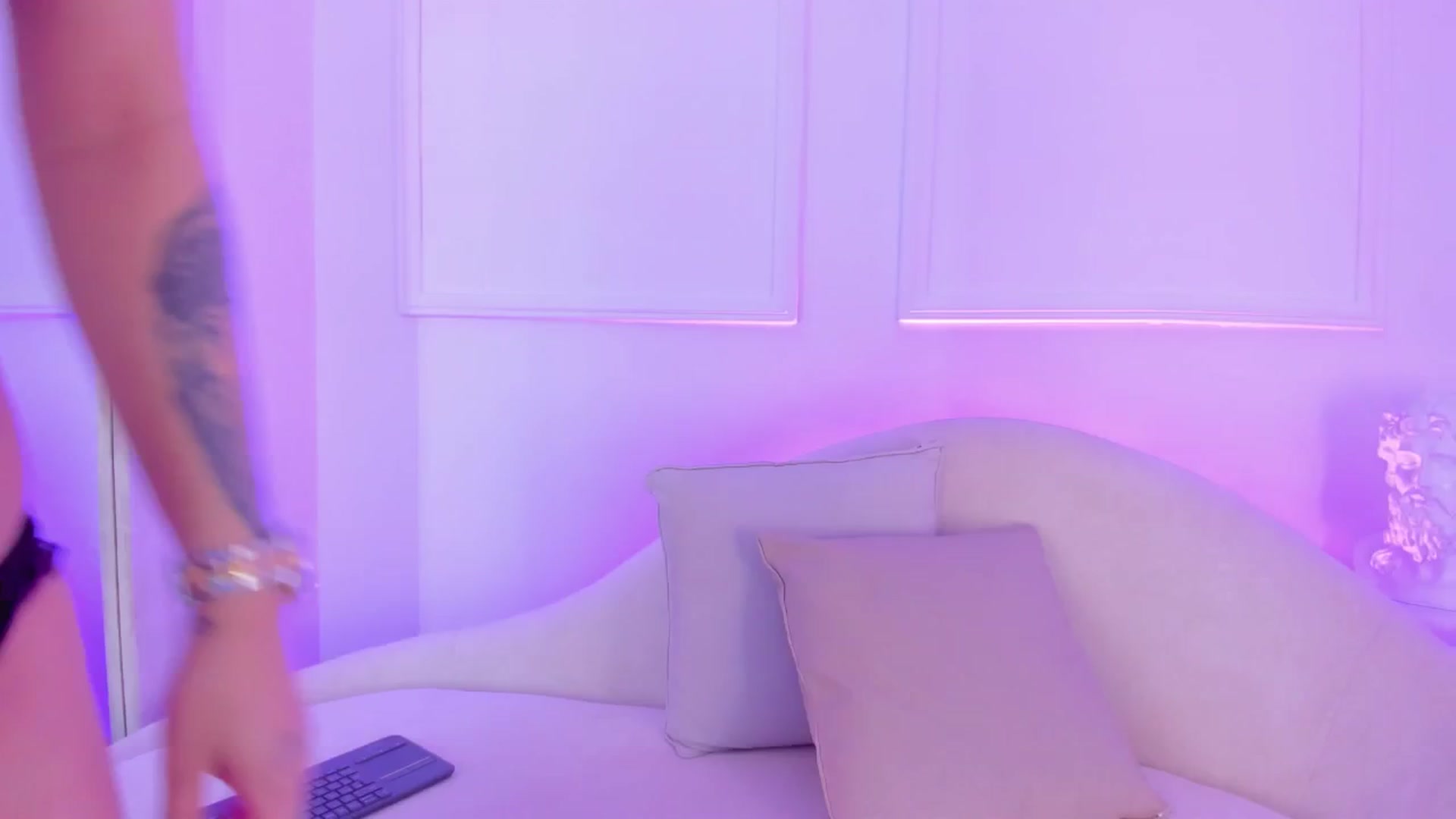 Gallery image thumbnail from VictoriaMilan's myfreecams stream on, 04/16/2025, 14:40 image 6 of 20