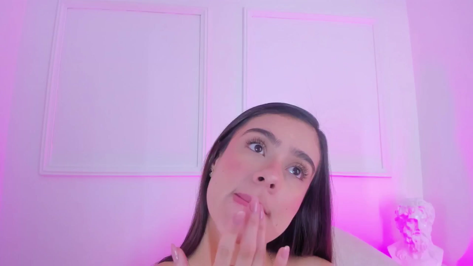 Gallery image thumbnail from VictoriaMilan's myfreecams stream on, 06/16/2025, 14:09 image 12 of 20
