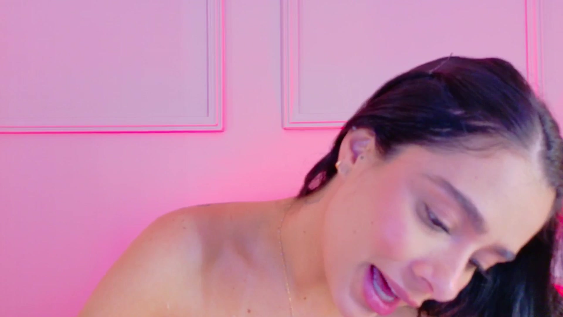 Gallery image thumbnail from VictoriaMilan's myfreecams stream on, 09/18/2025, 17:06 image 12 of 20