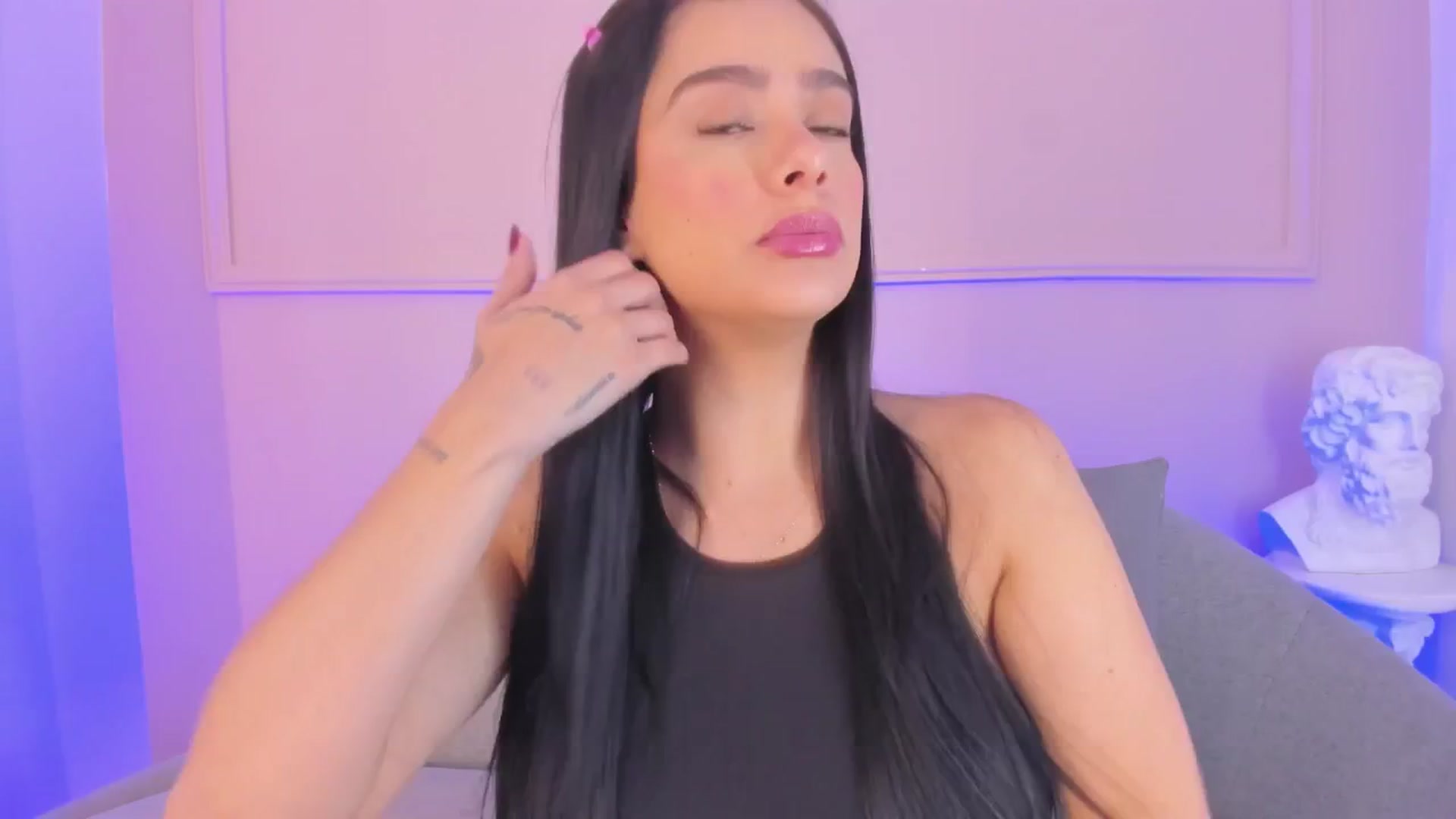 Gallery image thumbnail from VictoriaMilan's myfreecams stream on, 10/01/2025, 15:43 image 9 of 20