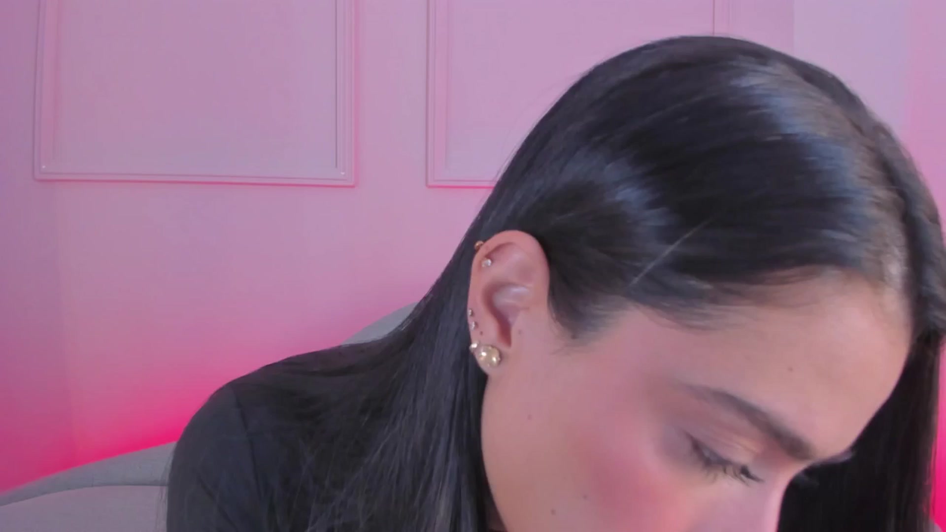 Gallery image thumbnail from VictoriaMilan's myfreecams stream on, 12/15/2025, 17:09 image 18 of 20
