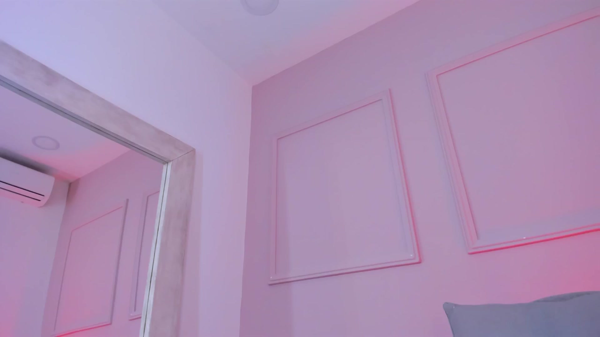 Gallery image thumbnail from VictoriaMilan's myfreecams stream on, 12/29/2025, 17:15 image 6 of 20
