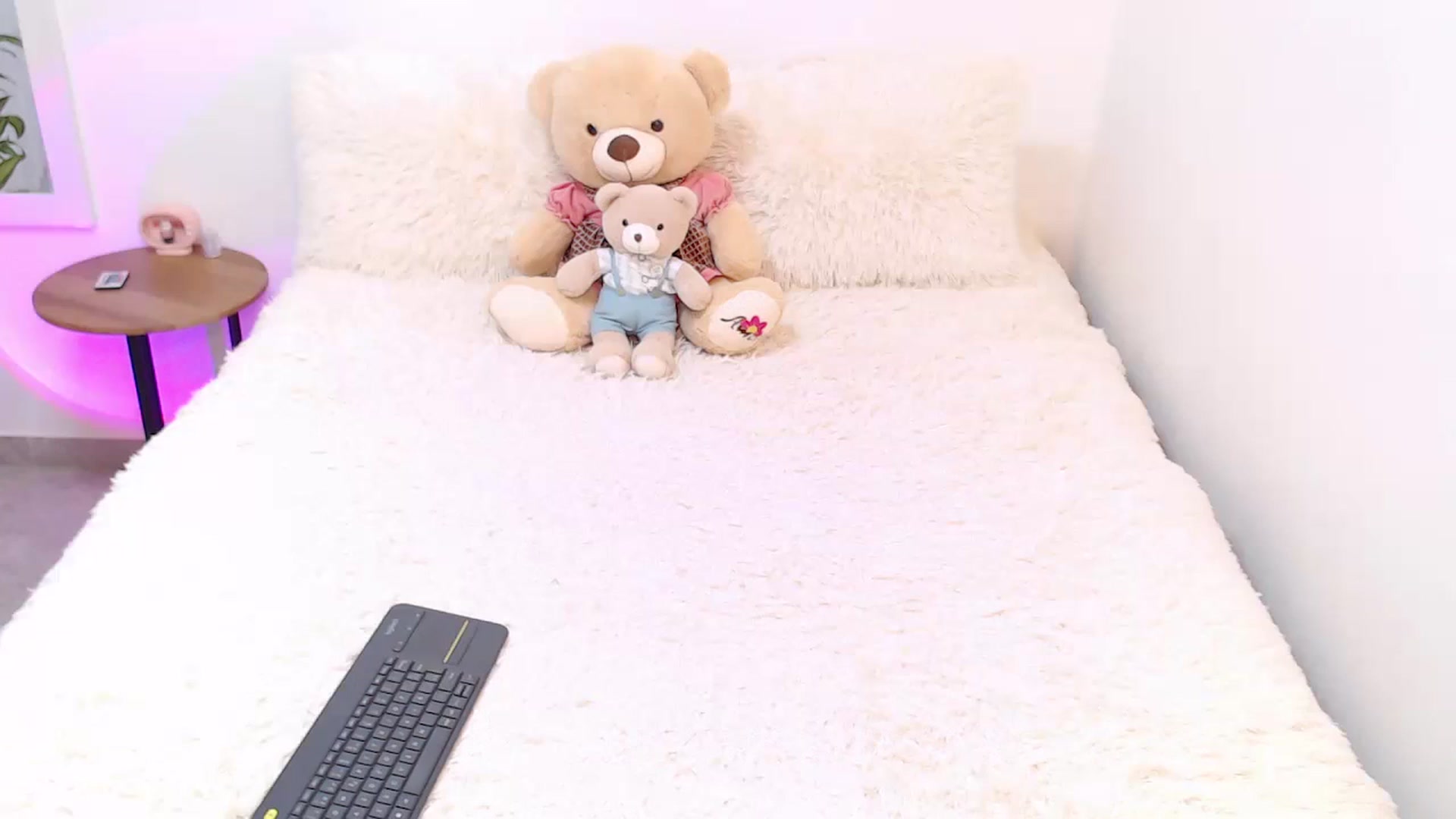 Gallery image thumbnail from VictoriaOsman's myfreecams stream on, 02/26/2024, 11:05 image 1 of 20