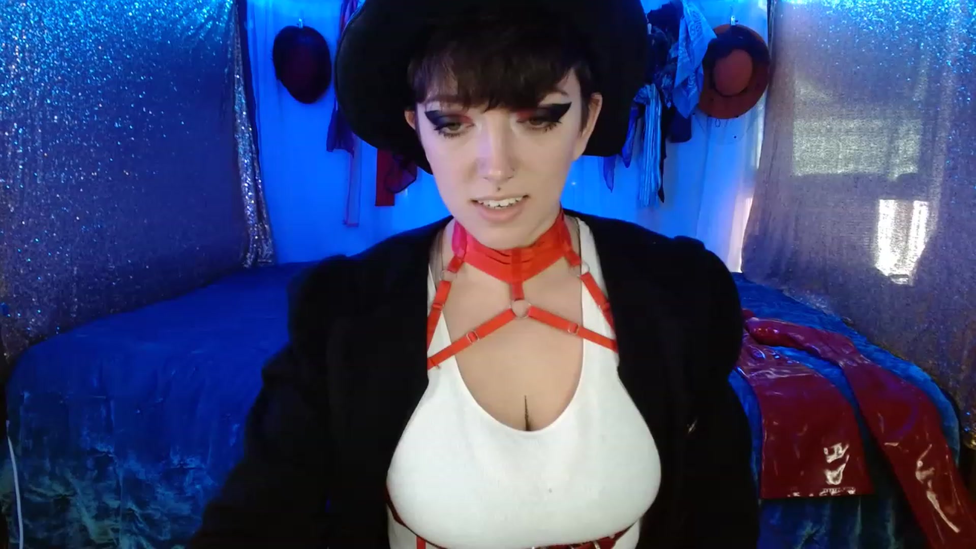 Gallery image thumbnail from VictoriaViero's myfreecams stream on, 11/18/2022, 18:25 image 7 of 20