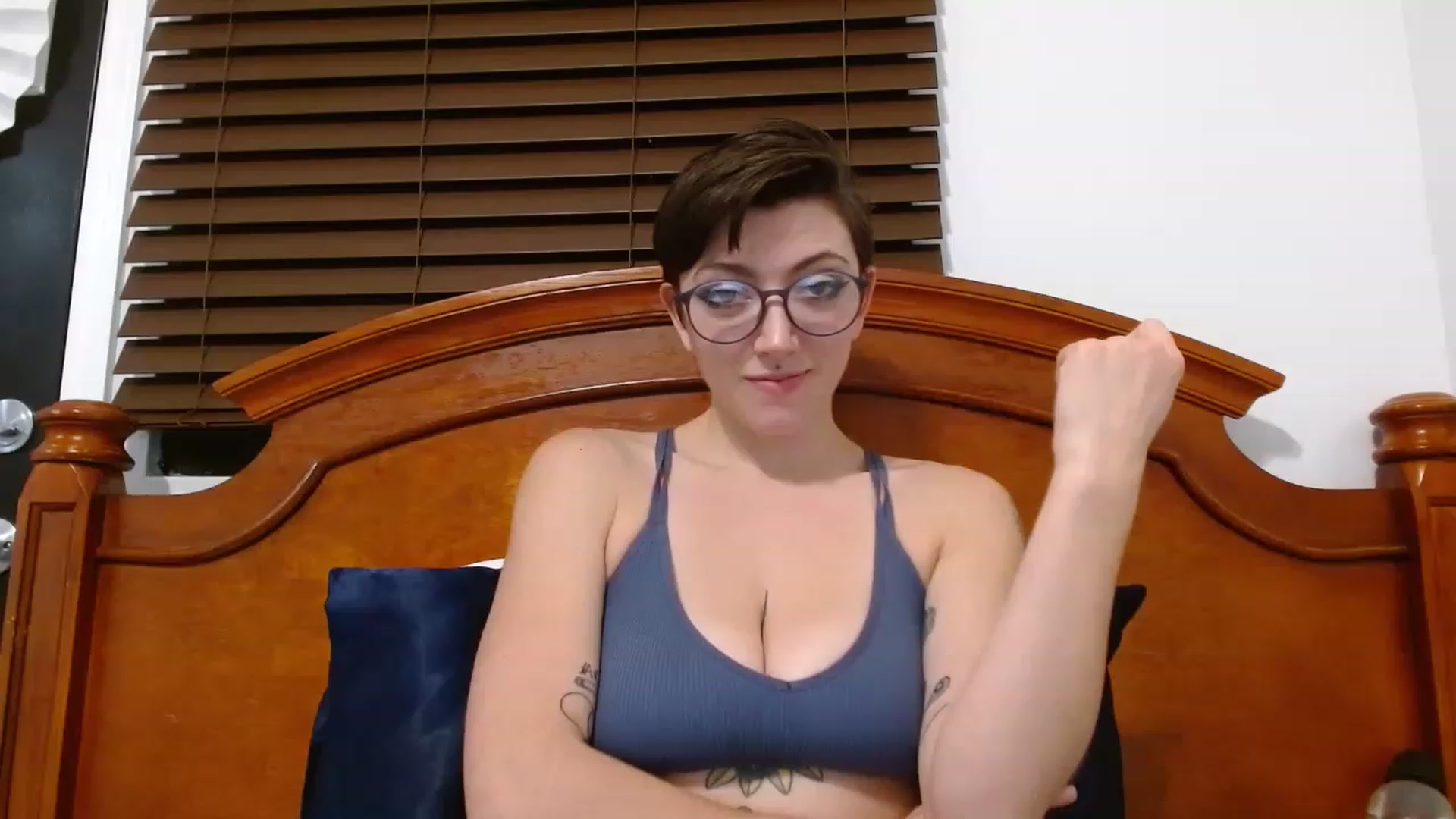Gallery image thumbnail from VictoriaViero's myfreecams stream on, 11/25/2022, 03:02 image 18 of 20