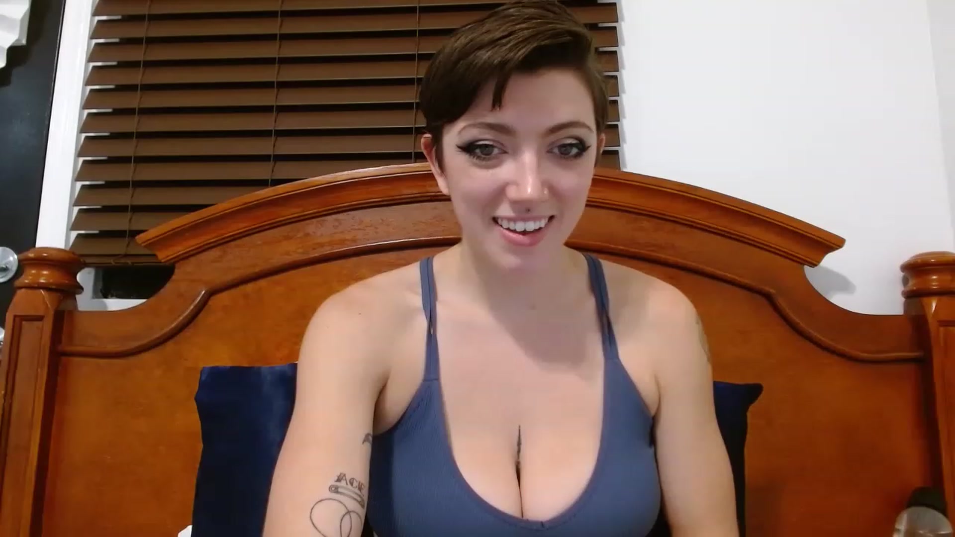 Gallery image thumbnail from VictoriaViero's myfreecams stream on, 11/25/2022, 03:02 image 17 of 20