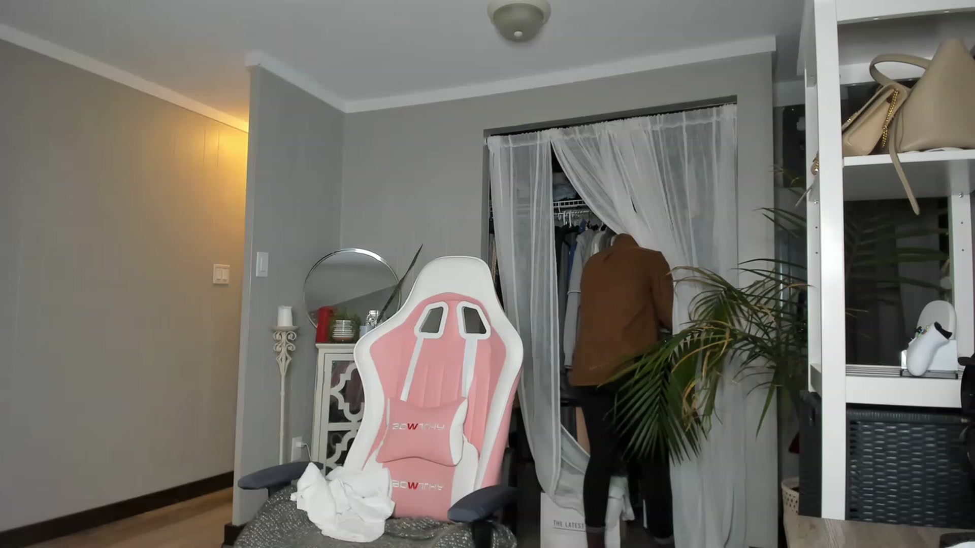 Gallery image thumbnail from Victoria_'s myfreecams stream on, 12/13/2022, 03:29 image 17 of 20