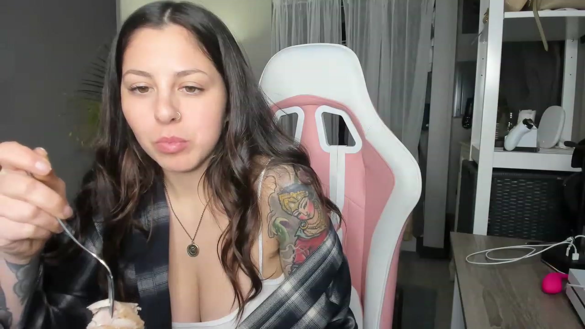 Gallery image thumbnail from Victoria_'s myfreecams stream on, 12/23/2022, 01:37 image 11 of 20