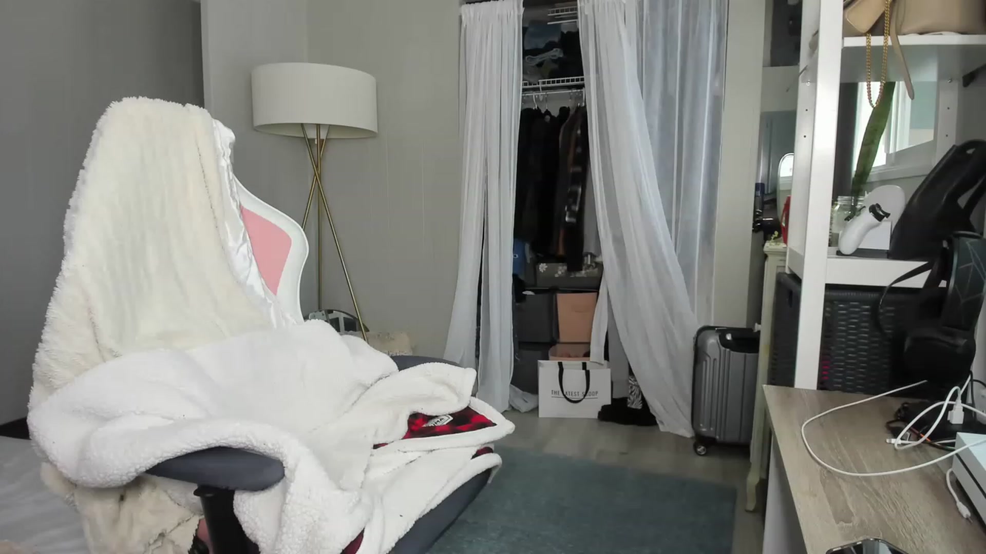 Gallery image thumbnail from Victoria_'s myfreecams stream on, 02/21/2023, 24:02 image 14 of 20