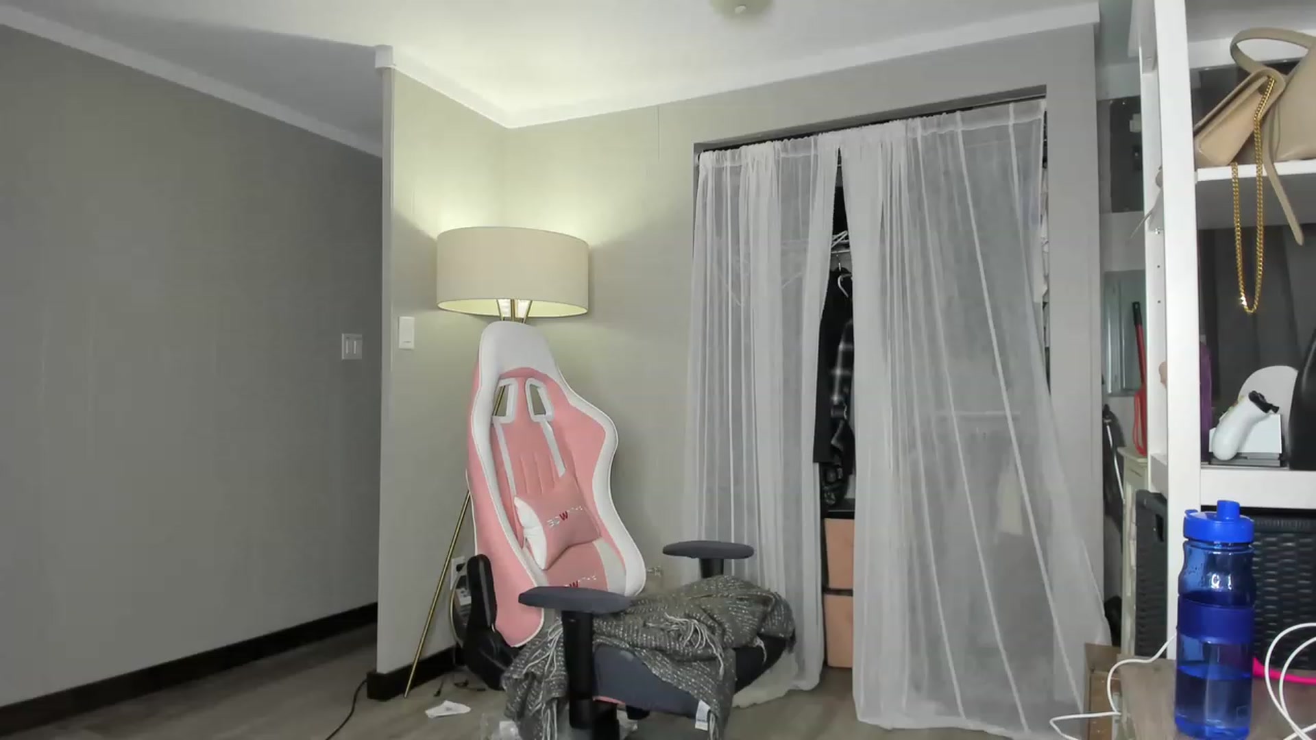 Gallery image thumbnail from Victoria_'s myfreecams stream on, 04/06/2023, 23:52 image 15 of 20