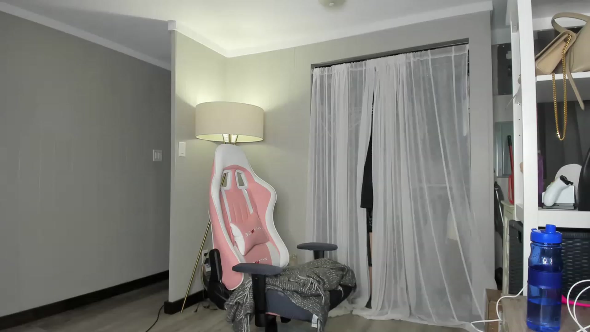 Gallery image thumbnail from Victoria_'s myfreecams stream on, 04/06/2023, 23:52 image 16 of 20