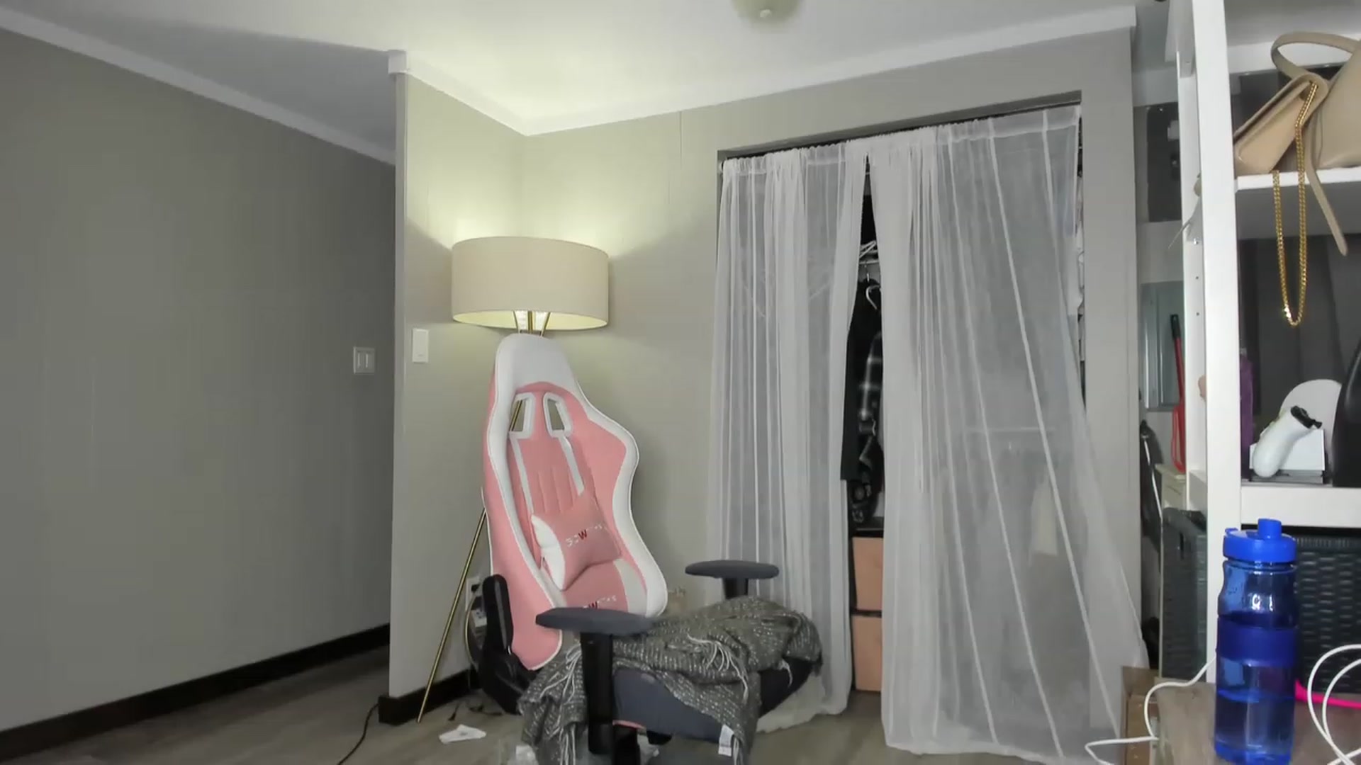 Gallery image thumbnail from Victoria_'s myfreecams stream on, 04/06/2023, 23:52 image 14 of 20