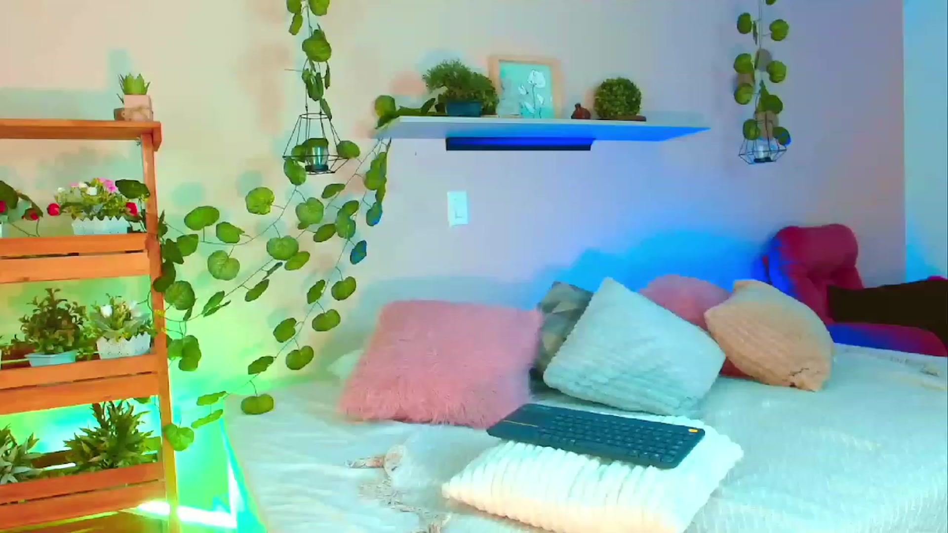 Gallery image thumbnail from Victoria_Coll's myfreecams stream on, 11/27/2022, 04:24 image 10 of 20