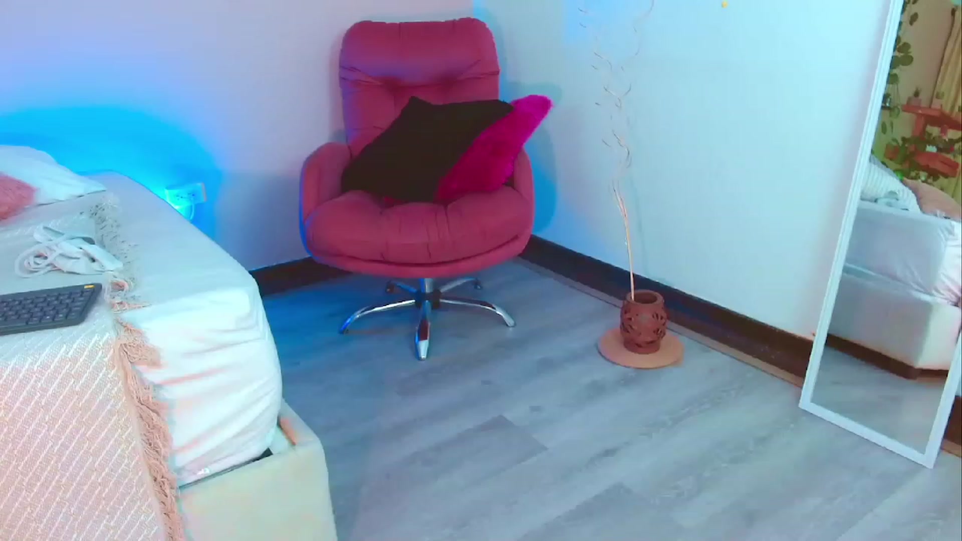 Gallery image thumbnail from Victoria_Coll's myfreecams stream on, 11/29/2022, 04:36 image 14 of 20