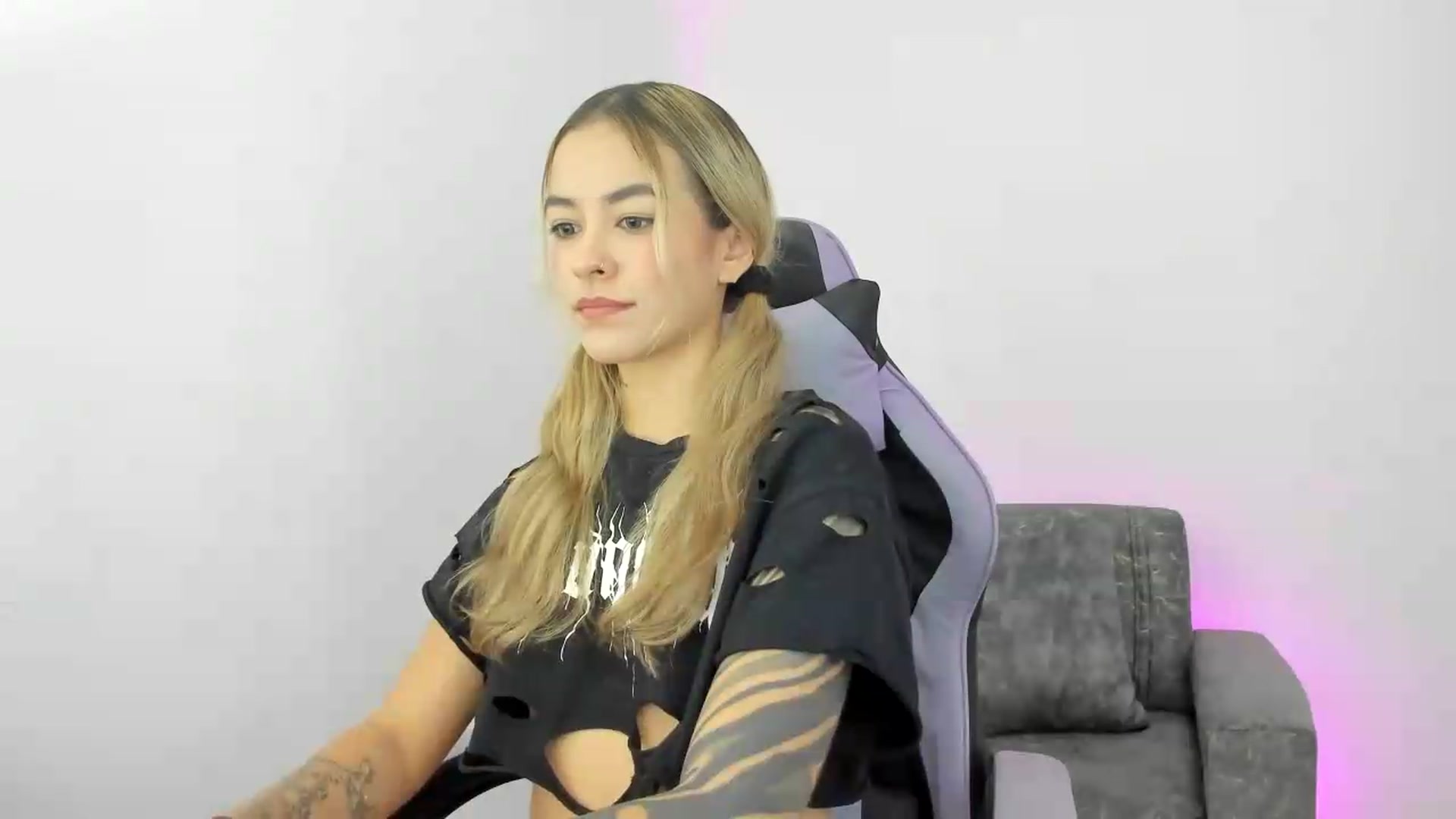 Gallery image thumbnail from Victoria_Gigs's myfreecams stream on, 06/25/2026, 19:16 image 15 of 20