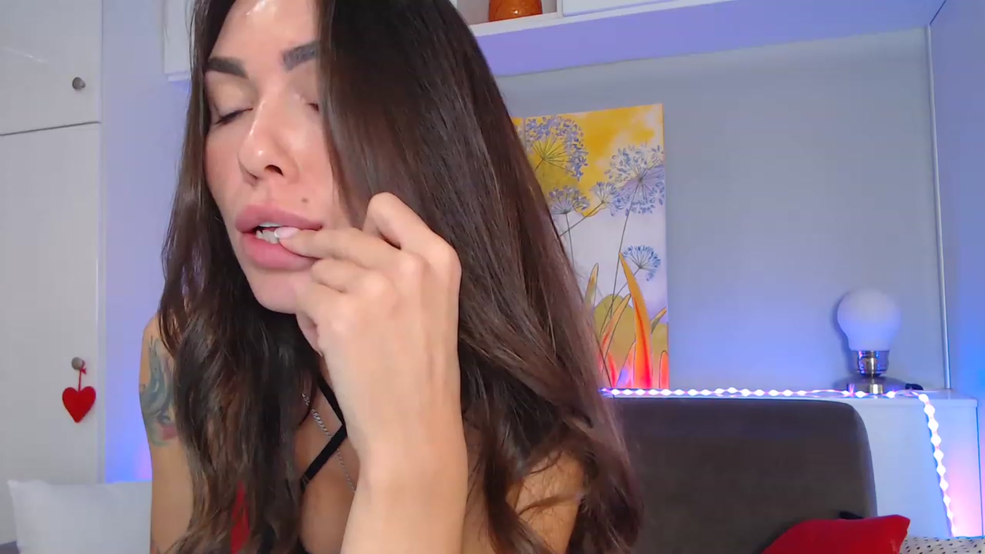 Gallery image thumbnail from VikiEvans's myfreecams stream on, 12/09/2022, 18:02 image 20 of 20