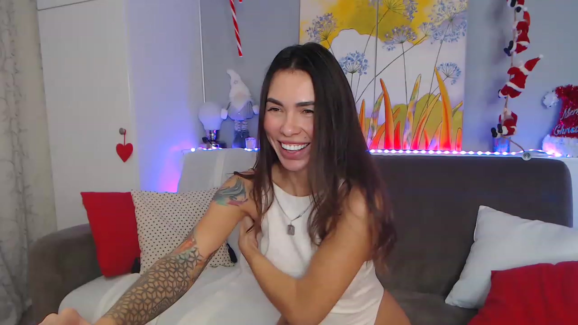 Gallery image thumbnail from VikiEvans's myfreecams stream on, 12/23/2022, 20:05 image 13 of 20