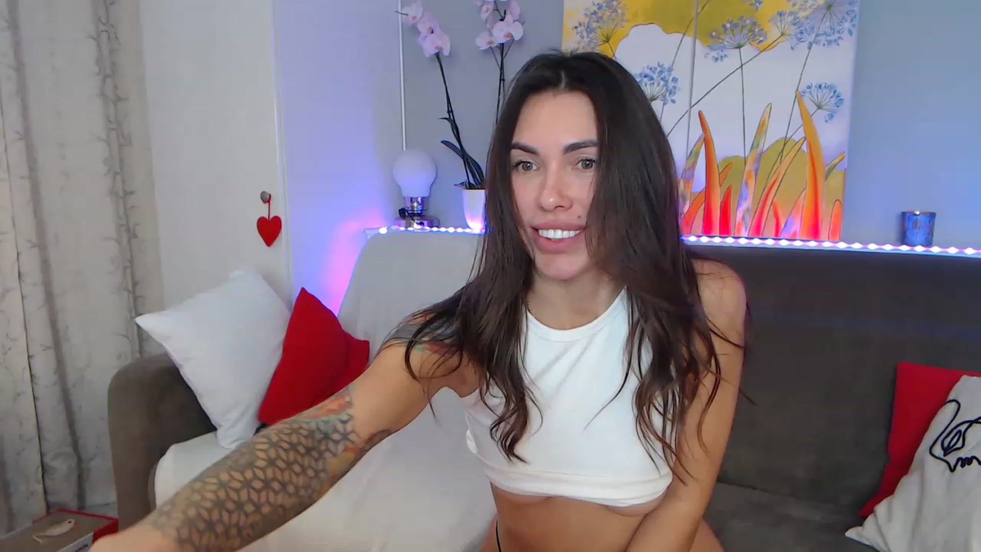 Gallery image thumbnail from VikiEvans's myfreecams stream on, 01/16/2023, 21:42 image 17 of 20