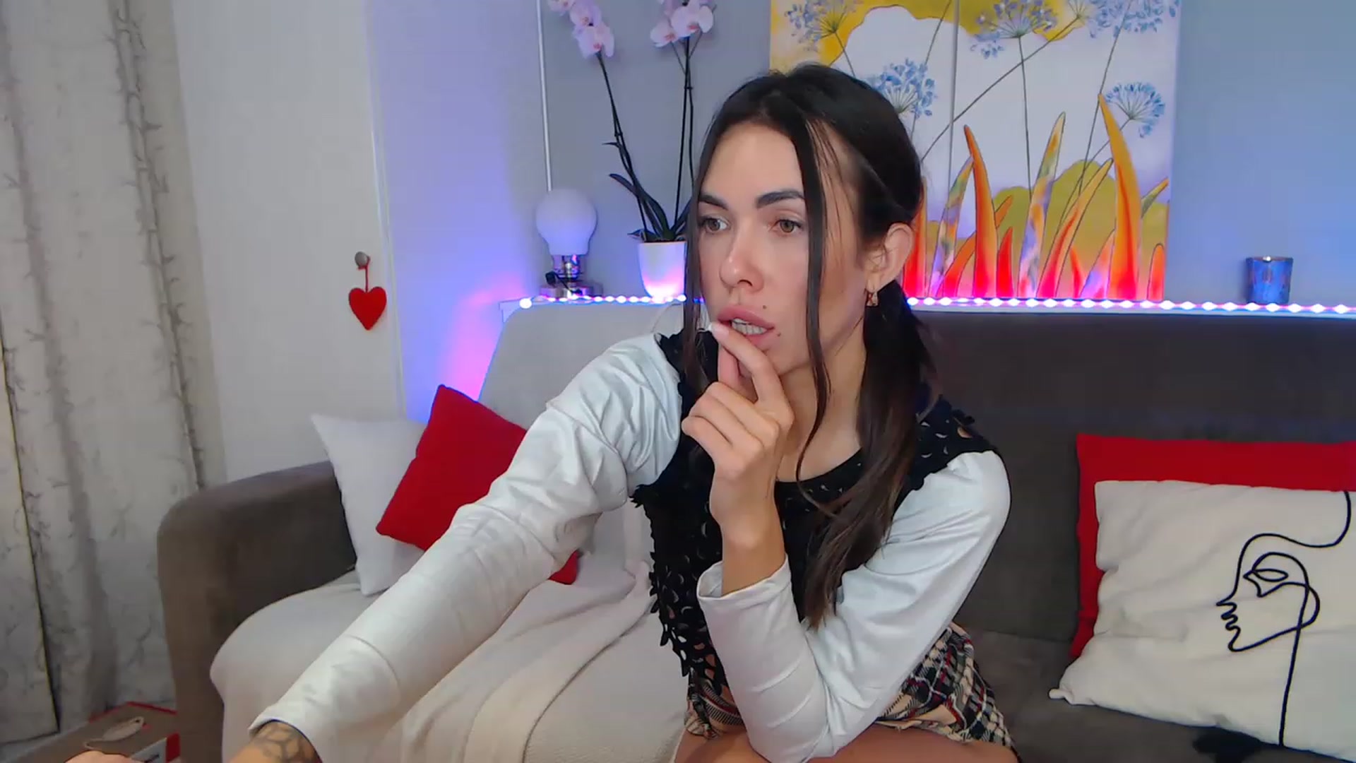 Gallery image thumbnail from VikiEvans's myfreecams stream on, 01/17/2023, 20:37 image 3 of 20