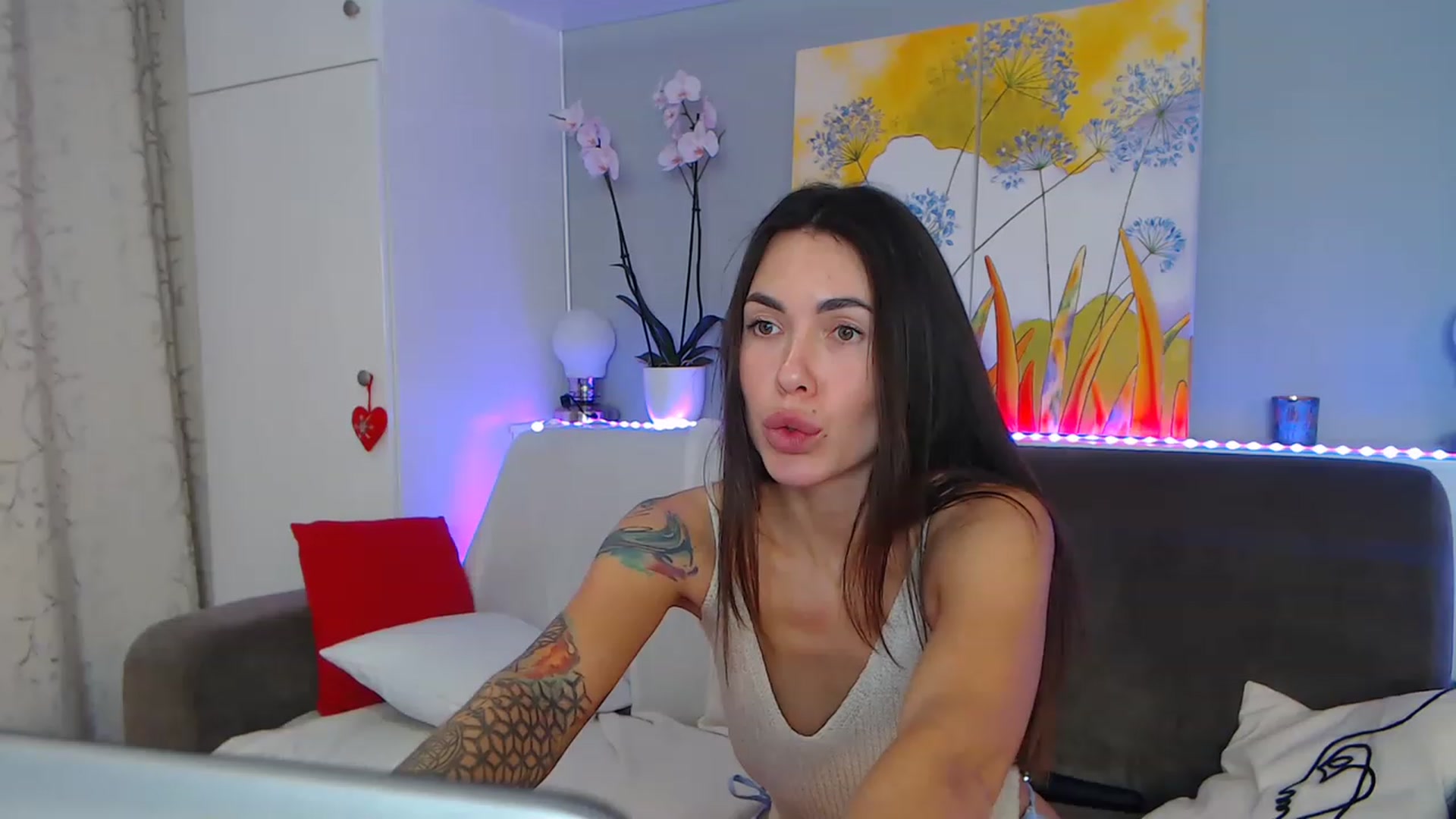 Gallery image thumbnail from VikiEvans's myfreecams stream on, 01/21/2023, 21:33 image 18 of 20
